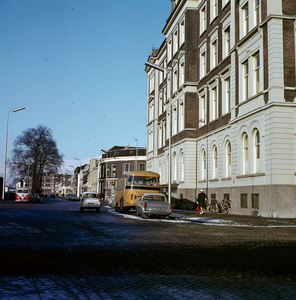 849201 Gezicht op de achtergevel van het 1e Administratiegebouw van de N.S. (HGB I) te Utrecht (rechts), vanaf de Laan ...